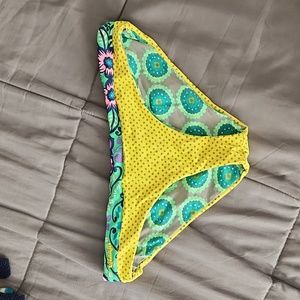 Reversible bikini bottoms
